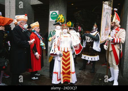 köln Carnival Dreigestyrn nehmen`s 24. Februar 2022 an der Eröffnung des Frauenkarnival-Tages in Köln Teil. (Foto von Ying Tang/NurPhoto) Stockfoto